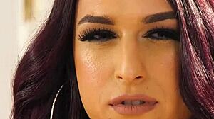 Σέξι μεγάλα βυζιά κοπέλα αναπηδά στο σκληρό πουλί της shemale