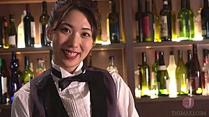 해피 아워가 매력적인 바텐더와 예쁜 여자로 흥분돼. 좋은 회사로 분위기 즐겨.