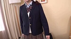 Leikin aikuisten japanilaisen baben kanssa leluilla