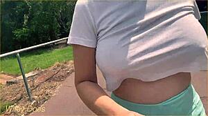 Hey, tengok milf ni tunjuk tetek besar dalam cabaran awam!