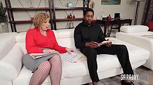 Hej, gledaj kako bujne MILF Sara Džej rukuje Isajah Maksvelovim debelim kurcem kao pro