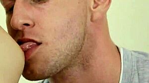 Wow, dat strakke poesje kreeg haar natte kut en kont hard genageld 😍