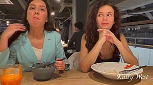 Bezostyšné dievčatá ukazujú bez nohavičiek v nákupnom centre! 😲