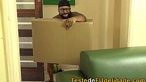 peguei meu tio se masturbando no meu quarto