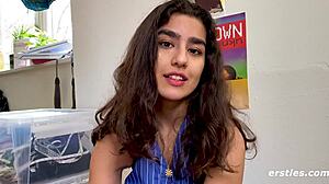 Luna taquine sa touffe poilue avec des jouets en jeu solo