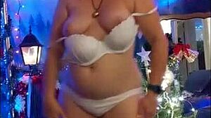 Хотвайф Стефи танцува путката си в карирана полица cosplay