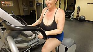 Sexy tykk MILF Danni Jones strukket hardt av bull-trener