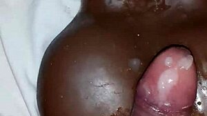 Baiser ses deux jouets pour éjaculer dessus