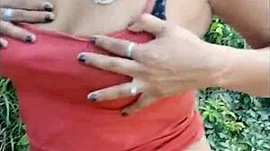 Morrita borracha en el monte se deja grabar orinando termino follandola por el culo