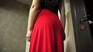 Врућа милф у уској хаљини заводи видљивом линијом гаћица