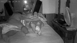 Ruka v chlupaté píčce Paty Bumbum!