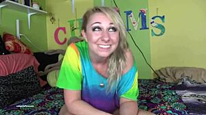 Thick blonde girl twerks and jiggles her ass on homemade webcam