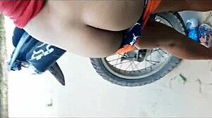 Morrita borracha en el monte se deja grabar orinando termino follandola por el culo