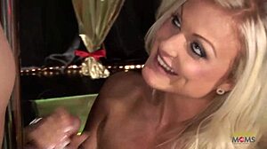 Milf blonde pole danceuse à gros nichons se fait enfoncer pour déstresser