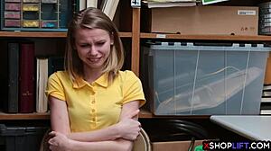 วัยรุ่นรัสเซียผอมถูกจับขโมยโดยรักษาความปลอดภัย เธอเผชิญผลลัพธ์ในห้องหลัง