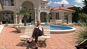 Ξανθιά ομορφιά καταστρέφει τον κώλο της σε άγρια διπλή δράση! 😍