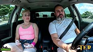 Samirra Summer, beroemde Latijns-Amerikaanse MILF, loopt naakt door straten en stopt mensen