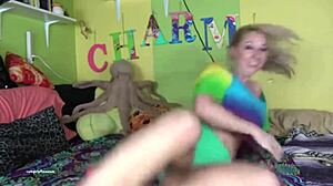 Thick blonde girl twerks and jiggles her ass on homemade webcam