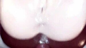 Baiser ses deux jouets pour éjaculer dessus