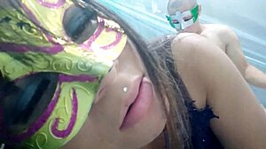 entro a la cama de mi hermanastra y me recibe con una mamada deliciosa