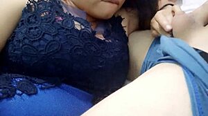 entro a la cama de mi hermanastra y me recibe con una mamada deliciosa