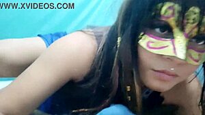 entro a la cama de mi hermanastra y me recibe con una mamada deliciosa