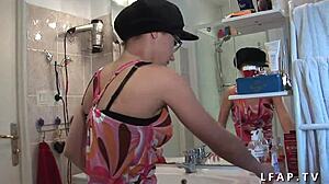 Piccola Brunetta Giovane e Bella Registra Vecchio Pervertito