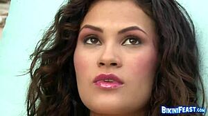 ビキニモデルが屋外でジューシーで誘惑的なマウンドをからかう