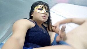 entro a la cama de mi hermanastra y me recibe con una mamada deliciosa