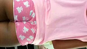 O marido dela foi pro bar e aproveitei pra chavecar a visinha