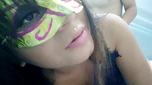 entro a la cama de mi hermanastra y me recibe con una mamada deliciosa