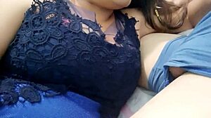 entro a la cama de mi hermanastra y me recibe con una mamada deliciosa