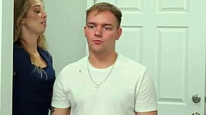 Tante par alliance fait pipe en douce à neveu derrière dos de maman