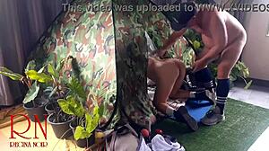 Vreemdeling neukt nudiste dame hard in natuur kampeer seks