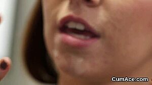 חמודה מפלרטטת בולעת זרע יריות לפנים