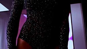 Mlada cura pleše sa izloženim prirodnim sisama