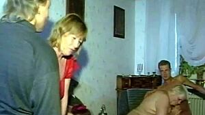 Alman olgun amlar genç 18+ delikanlılar tarafından vahşi aksiyonda sertçe sikiliyor!