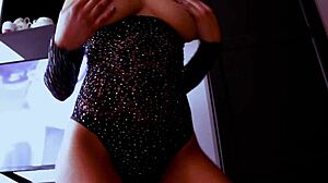 Mlada cura pleše sa izloženim prirodnim sisama