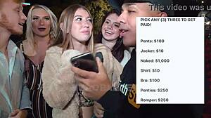 Cewek Pamer Tetek di Publik Tak Terduga