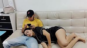 Caliente jovencita con un gran culo le da una mamada a la polla de su vecino parte 1