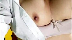 chica estudiante se masturba sola en su cuarto