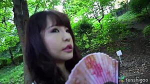 Wow, Aya’s varme munn og rosa fitte blir fylt og fingret!