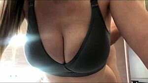 Грудастая русская незнакомка делает минет в машине за быстрые деньги