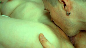 Mec pervers dévore garce brune