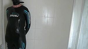 Angela, неопреновая рабыня-милфа, намокает в душе