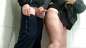 Fyldt med varm sæd over sexede milfers fede røv på offentlig toilet