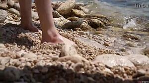 Η σεξουαλική Sirena παίζει με τον εαυτό της στην παραλία. Η σφιχτή πούτσα της τελειώνει σκληρά έξω.