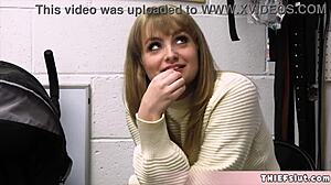 Я в полном восторге от этой милой блондинки-воришки, пойманной в сексшопе с огромными дилдо!