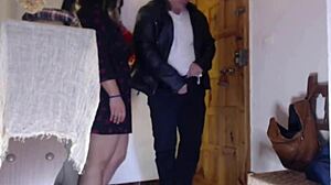 Latinska milf daje vruće pušenje dostavljaču Amazona na skrivenoj kameri