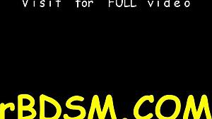 拘束された奴隷が淫乱なマンコに舌を這わせる